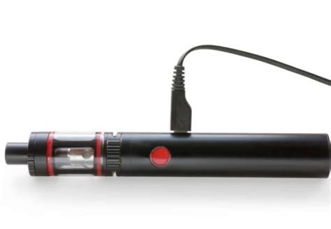 charging a Cali vape pen for first use How to use Cali vape pen